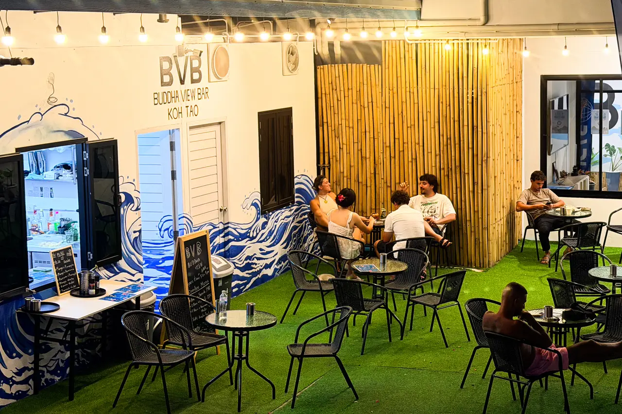 Cócteles, nachos y una burger en el BVB pool bar